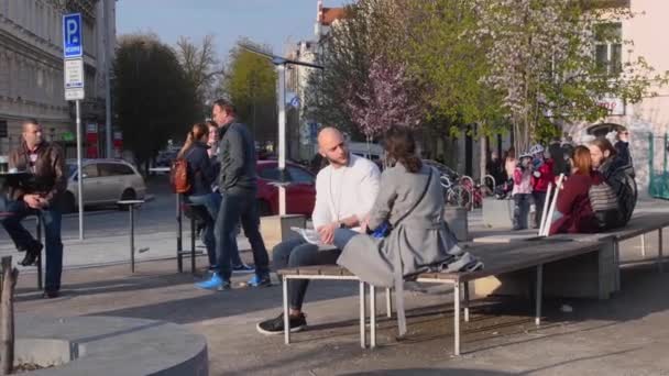 Πράγα Τσεχία 2021 Άνθρωποι Απολαμβάνουν Είναι Έξω Κάθεται Μια Πλατεία — Αρχείο Βίντεο