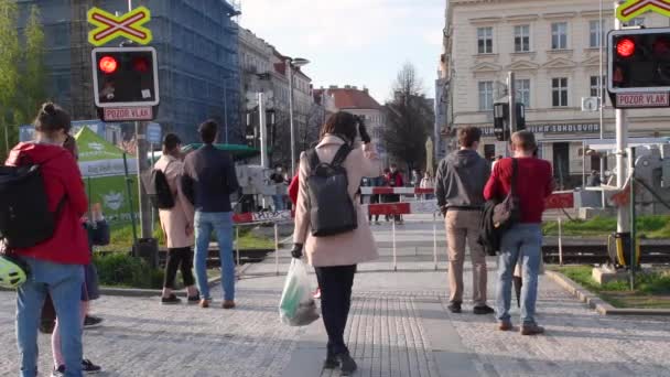 Praga Repubblica Ceca 2021 Moltissime Persone Con Maschera Stanno Attraversando — Video Stock