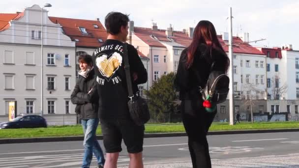 捷克共和国 布拉格 2021 一对年轻夫妇正在布拉格的一个好邻居的街上聊天 他们带着美丽的夕阳西下 — 图库视频影像