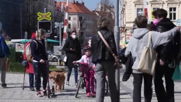 Praga República Checa 2021 Mãe Com Filhas Cão Estão Esperando — Vídeo de Stock