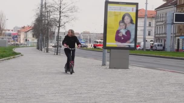 Praga República Checa 2021 Una Mujer Está Montando Una Moto — Vídeos de Stock