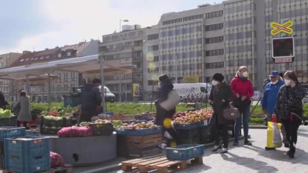 Praga República Checa 2021 Pessoas Estão Fazendo Compras Mercado Vegetais — Vídeo de Stock