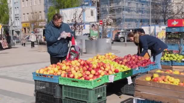 チェコ共和国プラハ 2021年 プラハ市内中心部の素敵な春の朝には マスクを持つ人々が野菜や果物市場で買い物をしています — ストック動画