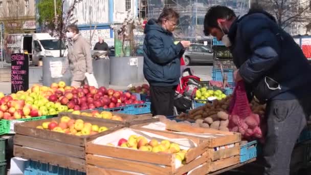 Praga República Checa 2021 Funcionário Que Trabalha Mercado Vegetais Está — Vídeo de Stock