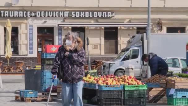 Praga República Checa 2021 Mulher Velha Com Máscara Está Caminhando — Vídeo de Stock