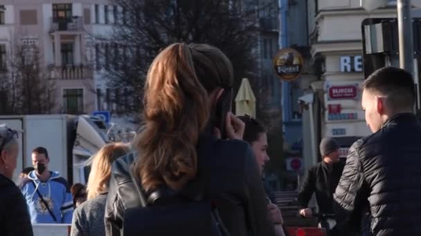 Prag Tschechien 2021 Menschen Mit Masken Überqueren Die Bahngleise Nachdem — Stockvideo