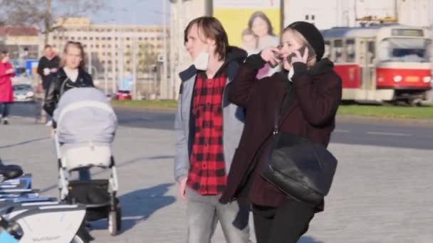 Prague Czech Republic 2021 Young Couple Walking Streets Speaking Cellphone — Stock Video