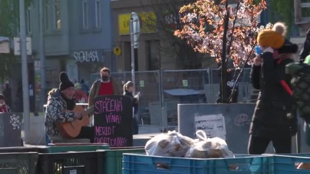 Prag Tjeckien 2021 Hemlös Berusad Man Tar Medan Spelar Gitarr — Stockvideo