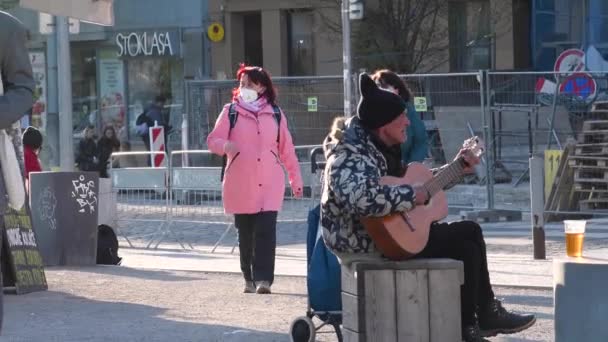 Prag Tschechien 2021 Ein Betrunkener Obdachloser Trinkt Auf Dem Gemüsemarkt — Stockvideo