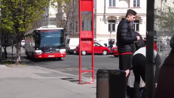 チェコ共和国プラハ 2021年 131番バスがハルダンスカに到着し プラハ市内中心部のバスを降りる人々で混雑しています — ストック動画