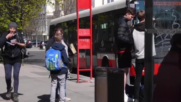 Praga República Checa 2021 Ônibus 131 Chega Hradcanska Parada Ônibus — Vídeo de Stock