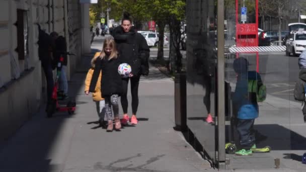 Prag Tschechien 2021 Mutter Und Zwei Töchter Mit Maske Und — Stockvideo