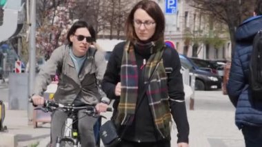 Prag, Çek Cumhuriyeti. 04-16-2021. Sıradışı ve zarif maskeli genç bir çift Prag kentindeki Hradcanska istasyonunda demiryolundan geçiyorlar..