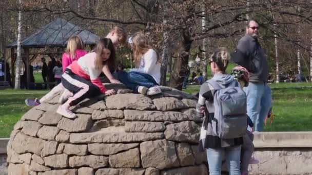 Praag Tsjechië 2021 Groep Kinderen Klimmen Een Kleine Rots Berg — Stockvideo