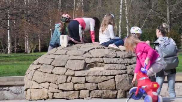 Πράγα Τσεχία 2021 Ομάδα Παιδιών Αναρρίχηση Ένα Μικρό Βουνό Βράχο — Αρχείο Βίντεο