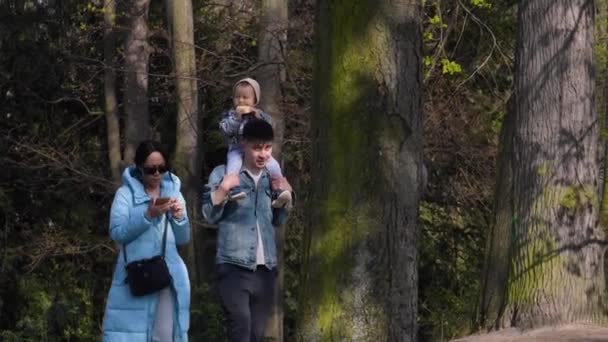 チェコ共和国プラハ 2021年 白い若い女性と若いアフロの子孫の男性がプラハ市内の晴れた春の日にパーク ストロモフカを歩き 話しています — ストック動画