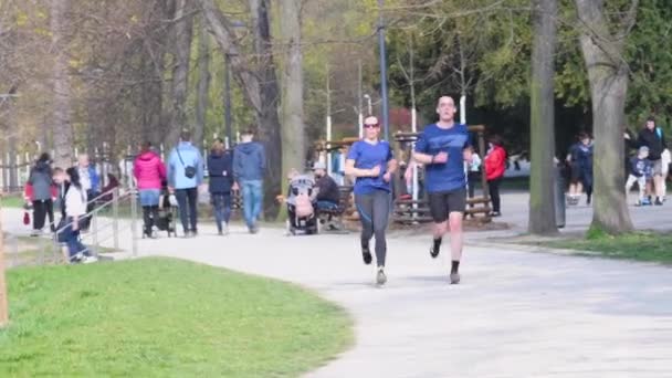 Praag Tsjechië 2021 Jong Stel Loopt Samen Een Zonnige Lentedag — Stockvideo