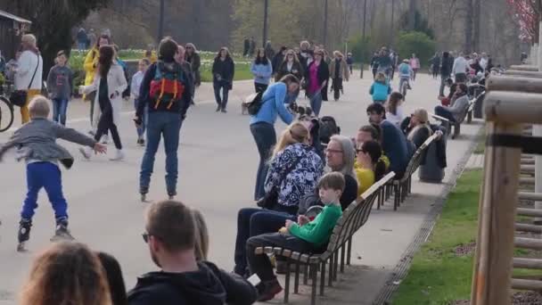 Prag Tschechien 2021 Einem Sonnigen Frühlingstag Spazieren Laufen Radeln Skaten — Stockvideo