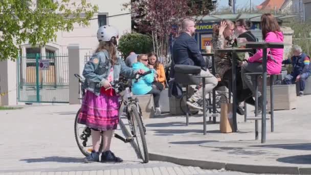 Прага Чеська Республіка 2021 Молода Дівчина Масками Велосипедом Чекає Батьків — стокове відео
