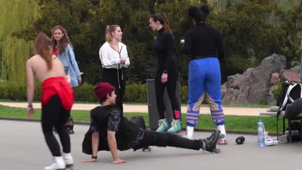 Praga República Checa 2021 Jovem Legal Asiático Vestido Masculino Preto — Vídeo de Stock