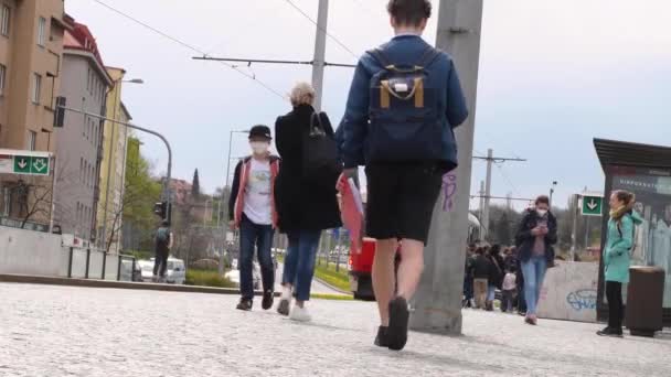Praga República Checa 2021 Pessoas Com Máscara Saindo Bonde Caminhando — Vídeo de Stock
