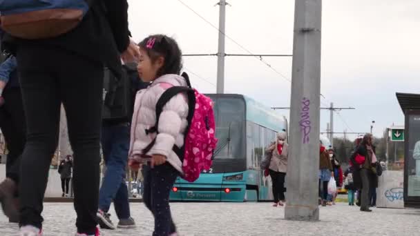 チェコ共和国プラハ 2021年 以下から撮影すると 母と2人のアジアの子供がHradcanska Tram駅にマスクを置きます — ストック動画