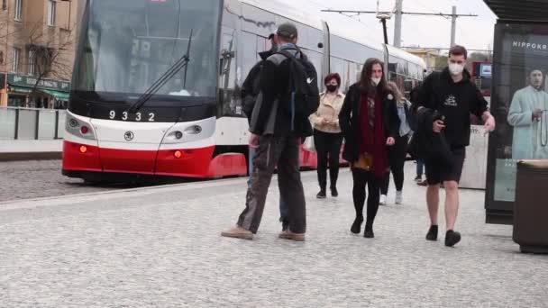 Прага Чехия 2021 Люди Маске Выходят Трамвая Градканской Остановке Уходят — стоковое видео