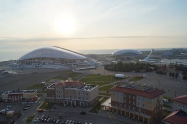 Soçi Olimpiyat tesisi, evler, gökyüzü, stadyum, bulutlar, mavi bina, gündüz, evler çatısı, sarı güneş