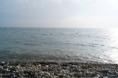 Deniz, sahil, çakıl taşları, ufuk, mavi gökyüzü, taşlar, berrak su, yaz