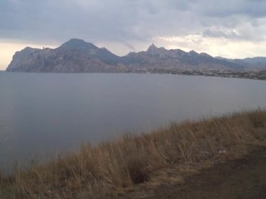 Tepe, gökyüzü, deniz, bulutlu, yürüyüş, terk edilmiş, ufukta, etrafında, kahverengi çimenler, sonbahar,