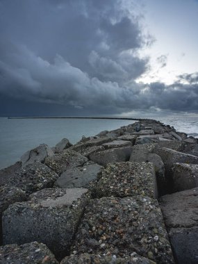 Fırtına ve rüzgar, sonbaharın başlangıcı, Brouwersdam Hollanda.