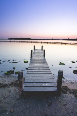Renkli gökyüzü ile güzel bir gün batımı. Grote Piet Zeeland, Hollanda