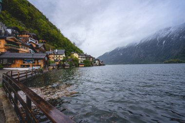Göl kenarındaki güzel şehir, Hallstatt Avusturya 26 Eylül 2020.