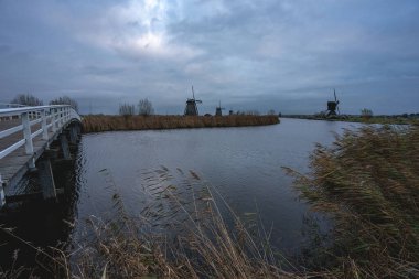 Hollanda 'nın turistik yeri Kinderdijk, Hollanda' da bulutlu ve yel değirmenli manzaralar