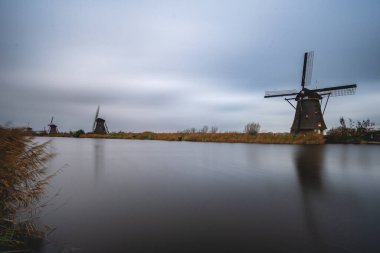 Hollanda 'nın turistik yeri Kinderdijk, Hollanda' da bulutlu ve yel değirmenli manzaralar