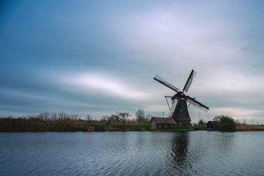 Hollanda 'nın turistik yeri Kinderdijk, Hollanda' da bulutlu ve yel değirmenli manzaralar