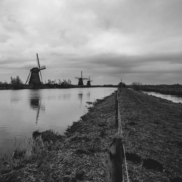 Krajobraz Holenderski Chmurami Wiatrakami Miejscowości Turystycznej Kinderdijk Holandia — Zdjęcie stockowe