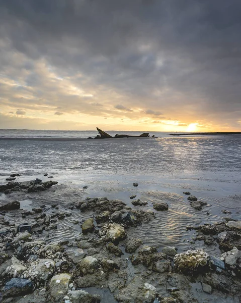 荷兰汉斯威特海岸的落日 旧船失事 — 图库照片