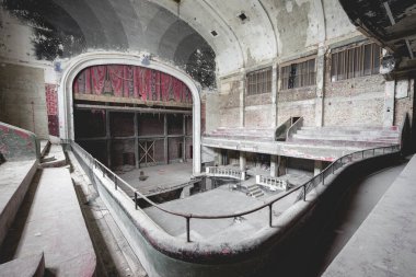 Urbex, Belçika 'da bir yerlerde terk edilmiş eski bir tiyatro..