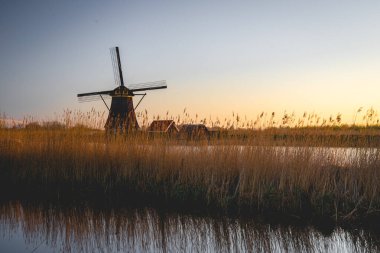 Netherlands Kinderdijk 'te rüzgâr millerinin arkasında gün doğumu. 17 Nisan 2021