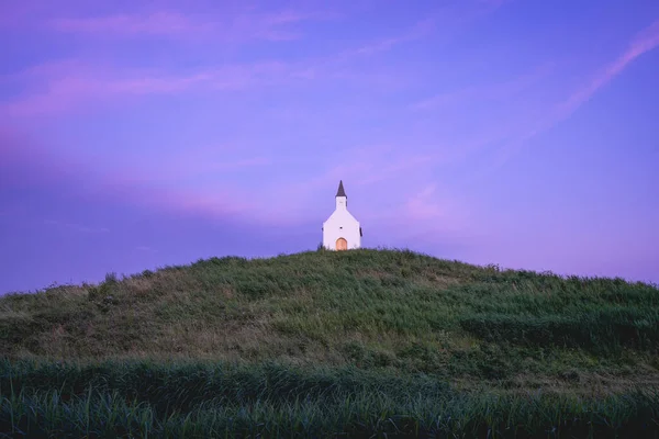 Fehér Kis Templom Hegy Tetején Terp Leidsenveen Hága Hollandia — Stock Fotó