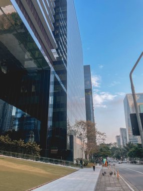 Faria Lima 'nın finans bölgesindeki modern binaları kapatın. Sao Paulo, Brezilya. 11 Ekim 2025