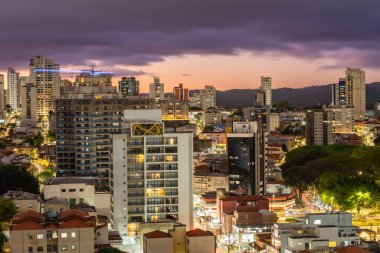 Brezilya, Sao Paulo 'nun kuzeyindeki ufuk çizgisinin ardında gün batımı çok güzel. 27 Eylül 2025.