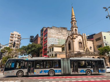 Sao Paulo 'nun merkezinde otoyol trafiği. Liberdade, So Paulo, Brezilya. 11 Kasım 2025.