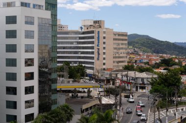 Trafik ve otobüsler, Sao Paulo 'nun kuzeyinde. Tucuruvi, Sao Paulo, Brezilya. 20 Ekim 2025.