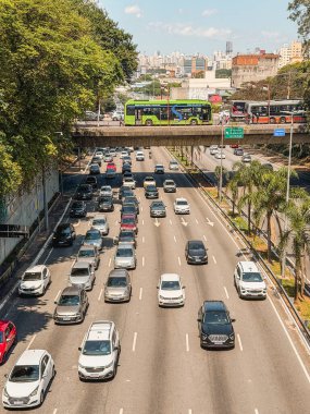 Sao Paulo 'nun merkezinde otoyol trafiği. Liberdade, Sao Paulo, Brezilya. 11 Kasım 2025.