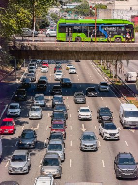 Sao Paulo 'nun merkezinde otoyol trafiği. Liberdade, Sao Paulo, Brezilya. 11 Kasım 2025.