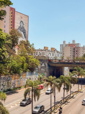Sao Paulo 'nun merkezinde otoyol trafiği. Liberdade, So Paulo, Brezilya. 11 Kasım 2025.
