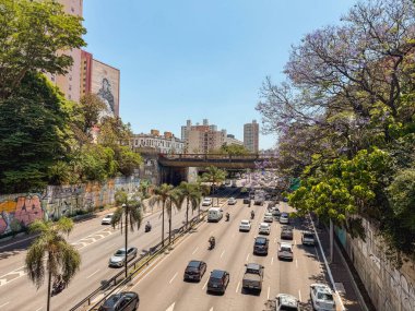 Sao Paulo 'nun merkezinde otoyol trafiği. Liberdade, So Paulo, Brezilya. 11 Kasım 2025.