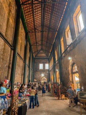 Brezilya 'nın Santos kentindeki eski bir binada küçük bir pazar. 15 Kasım 2025.